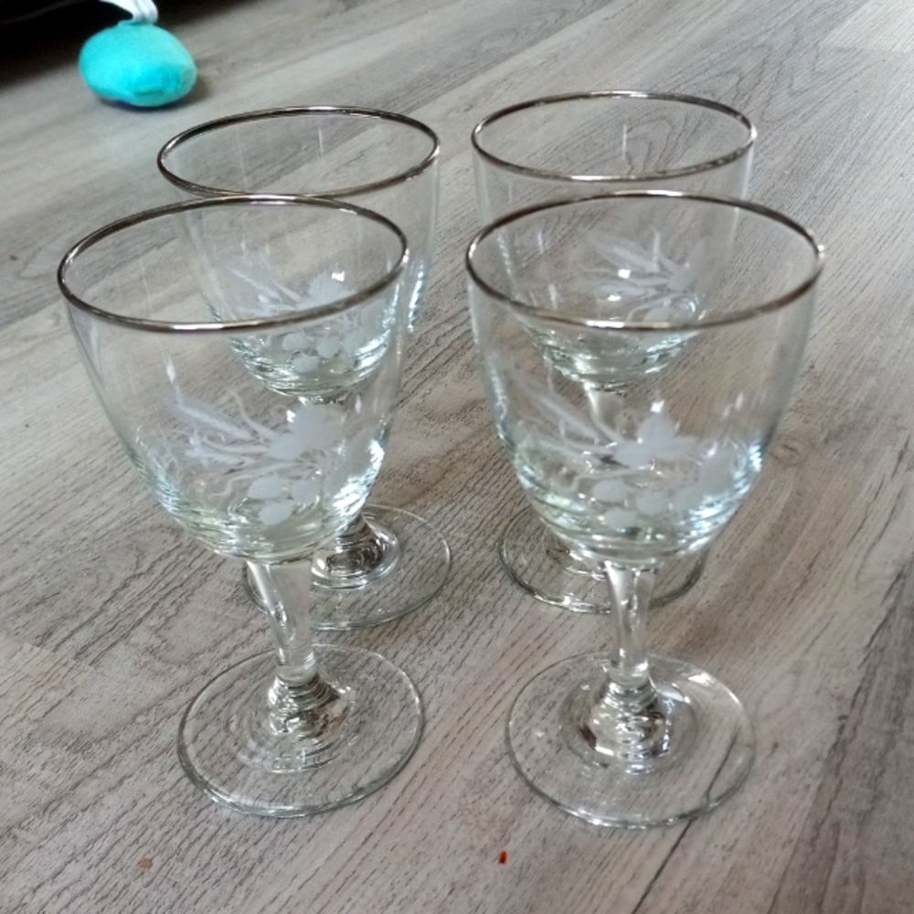 MCM set of 4 Wine glasses with etched strawberries